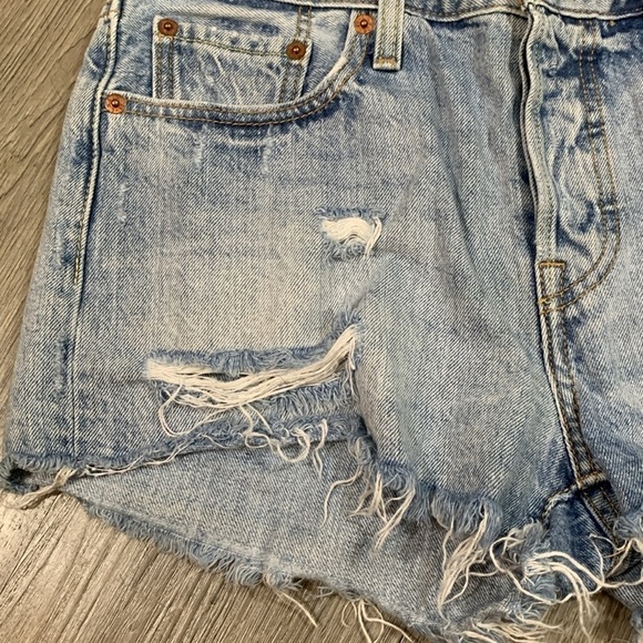 Levi’s 501 Light Wash Button Fly Distressed Cut Off Style Denim Shorts size 27 - Picture 2 of 11